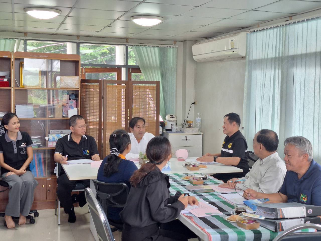 title - ผู้ตรวจราชการ ส.ป.ก. ลงพื้นที่จังหวัดสกลนคร ประชุมติดตามความก้าวหน้าผลการดำเนินงาน พร้อมตรวจเยี่ยมให้กำลังใจเกษตรกรในเขตปฏิรูปที่ดิน 